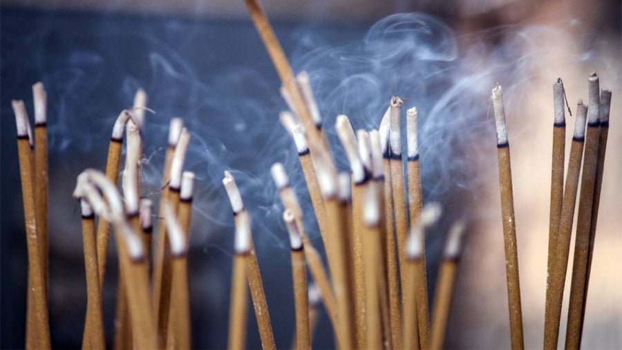 Nhiều người lo sợ rằng việc đang thắp hương mà hương bị tắt giữa chừng là điềm báo xui xẻo.