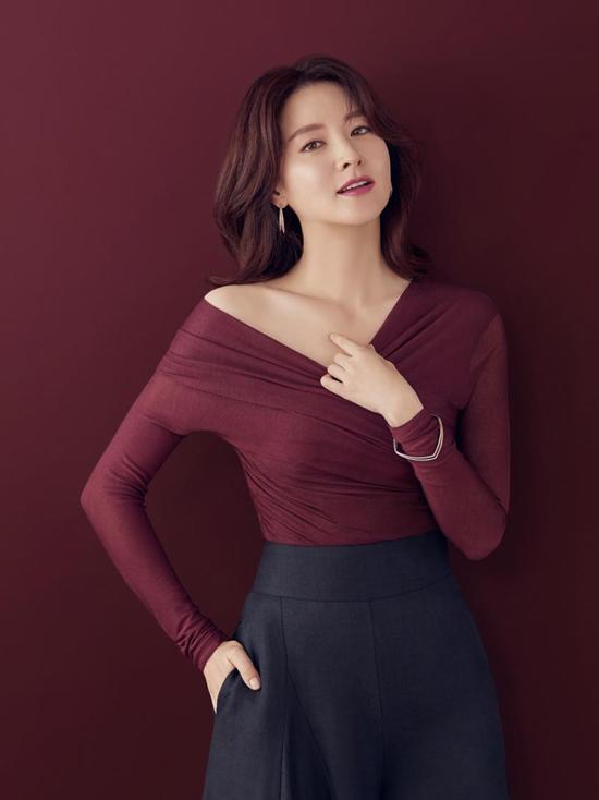 Với người có thân hình đầy đặn, áo rộng càng làm dáng trông to hơn, còn người nhỏ nhắn lại dễ bị “nuốt dáng”, khiến tổng thể thiếu cân đối.