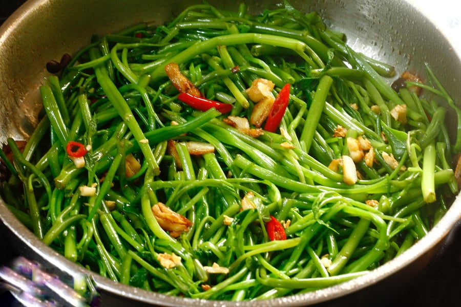 Xào rau muống chớ vội cho tỏi ngay, có thứ này rau mới xanh - giòn - ngọt