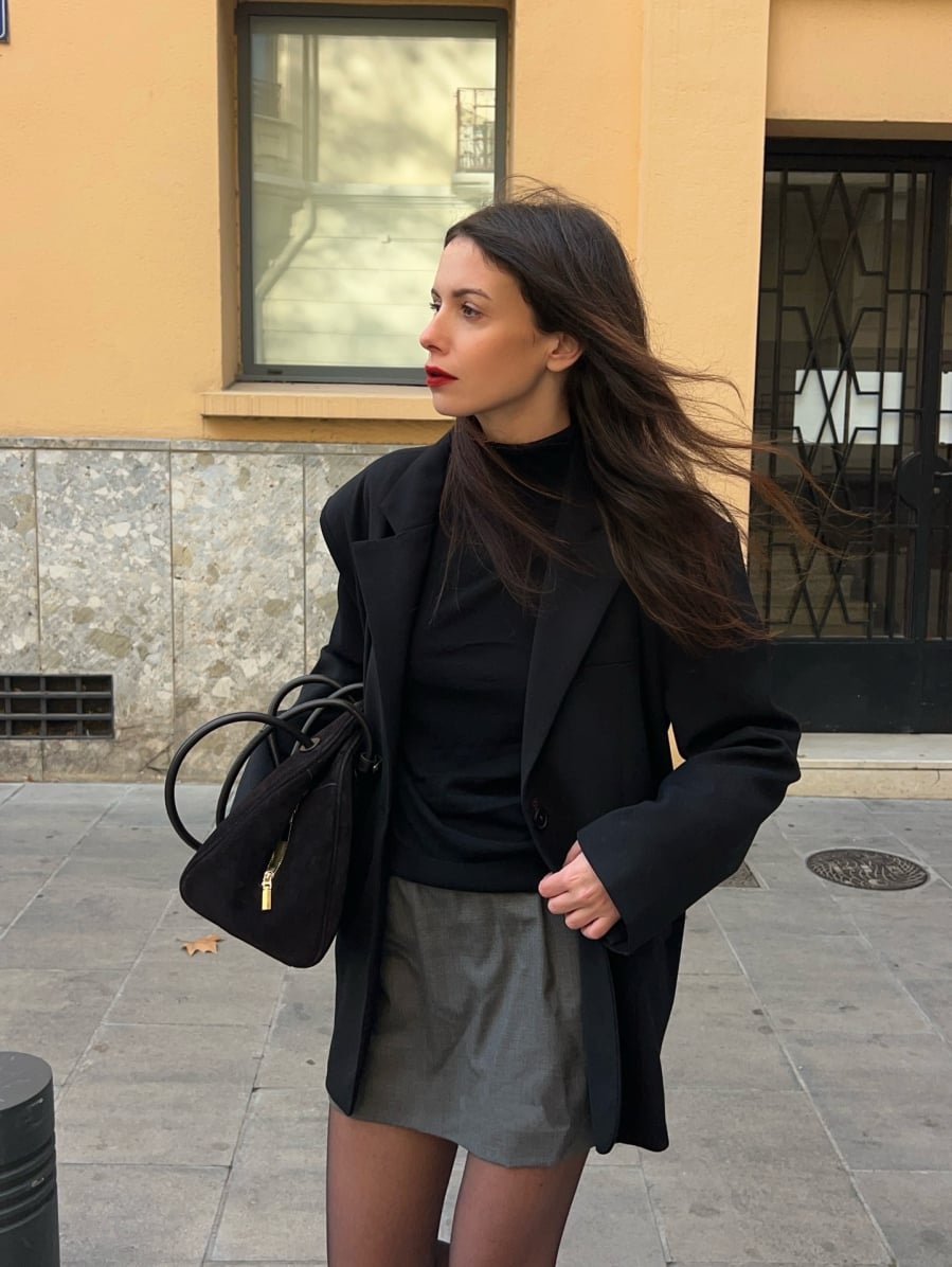 Cô ưu tiên những mẫu blazer phom dáng cổ điển, vai đứng, đường cắt gọn gàng với bảng màu trung tính như đen, xám hoặc be.