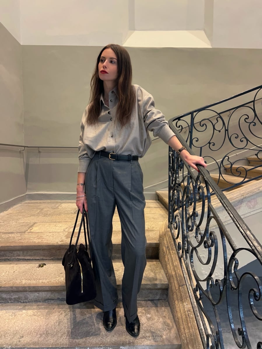 Cô thường ưu ái quần âu cạp cao, dáng ống đứng hoặc ống suông nhẹ để tôn dáng và tạo cảm giác gọn gàng, thanh lịch.