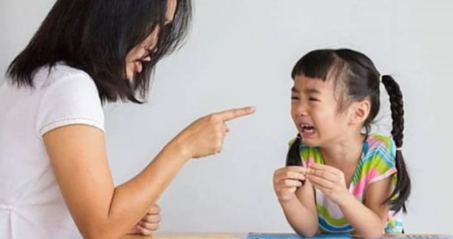Cha mẹ một khi nói ra lời nào, chẳng khác nào dao sắc, làm tổn thương con cái. (Ảnh minh họa)