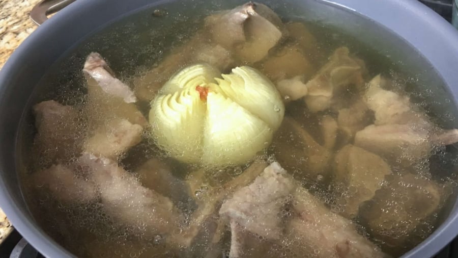 Sau khi ninh xương được một thời gian nhất định, bạn có thể thêm các loại rau củ để ninh tiếp.