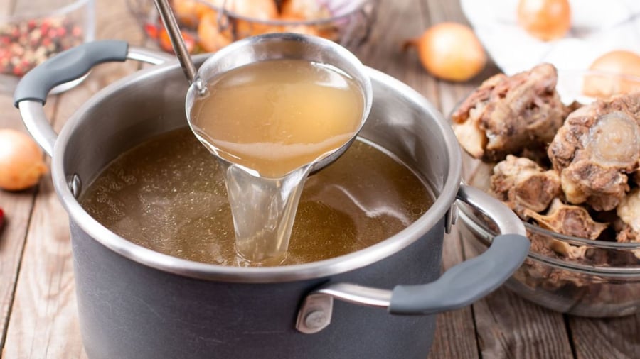 Khi ninh xương, bạn không nên nêm muối ngay từ đầu.