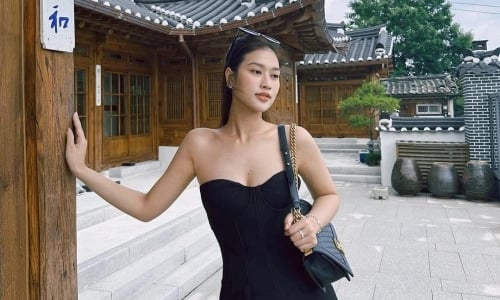 Người đẹp cho biết hành động trong clip chỉ là phản xạ tự nhiên khi có người lạ chạm vào eo mình.   