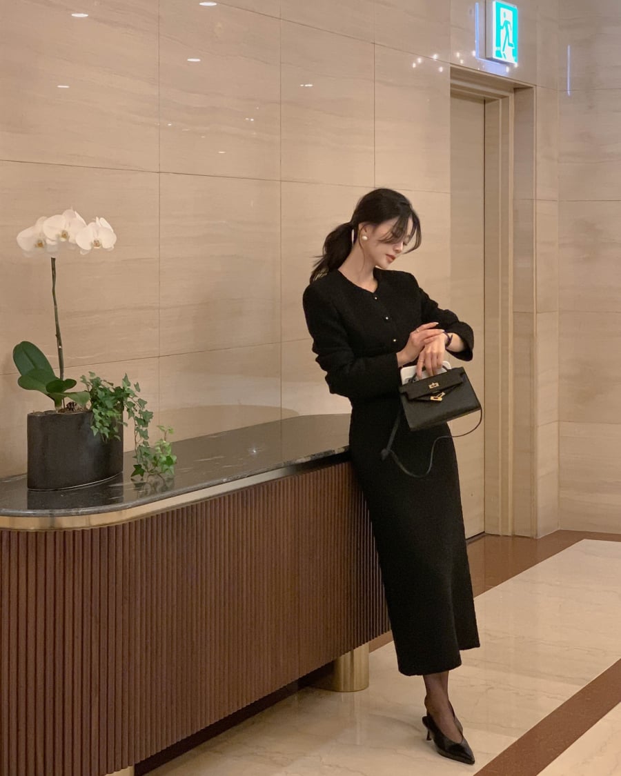 Áo lửng được xem là lựa chọn thông minh khi kết hợp cùng chân váy dài cho những cô nàng thấp bé. 