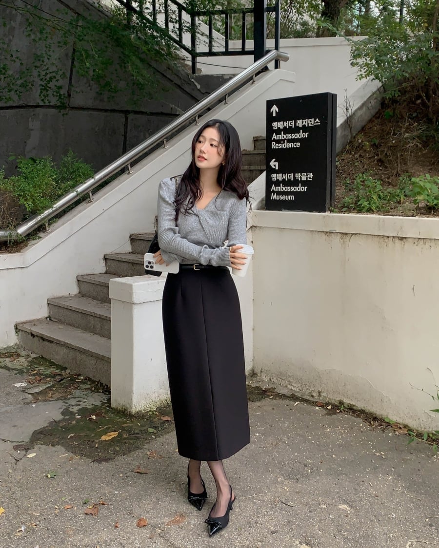 Áo lửng được xem là lựa chọn thông minh khi kết hợp cùng chân váy dài cho những cô nàng thấp bé. 