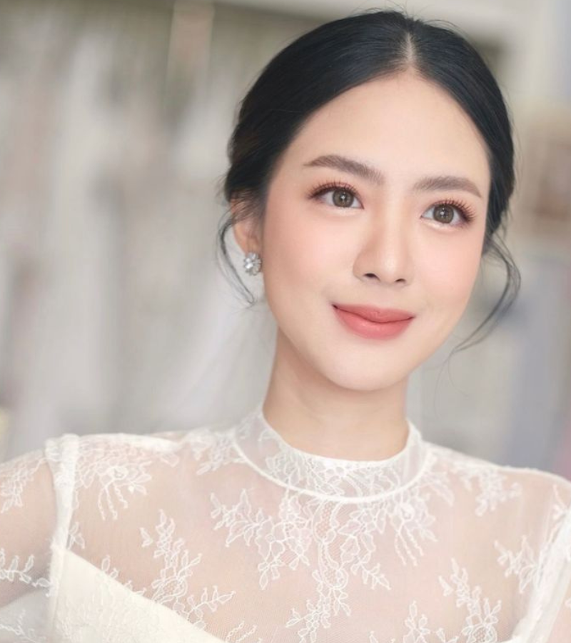 Chì kẻ môi mang lại khả năng kiểm soát hình dáng môi tốt hơn so với việc đánh son trực tiếp.   