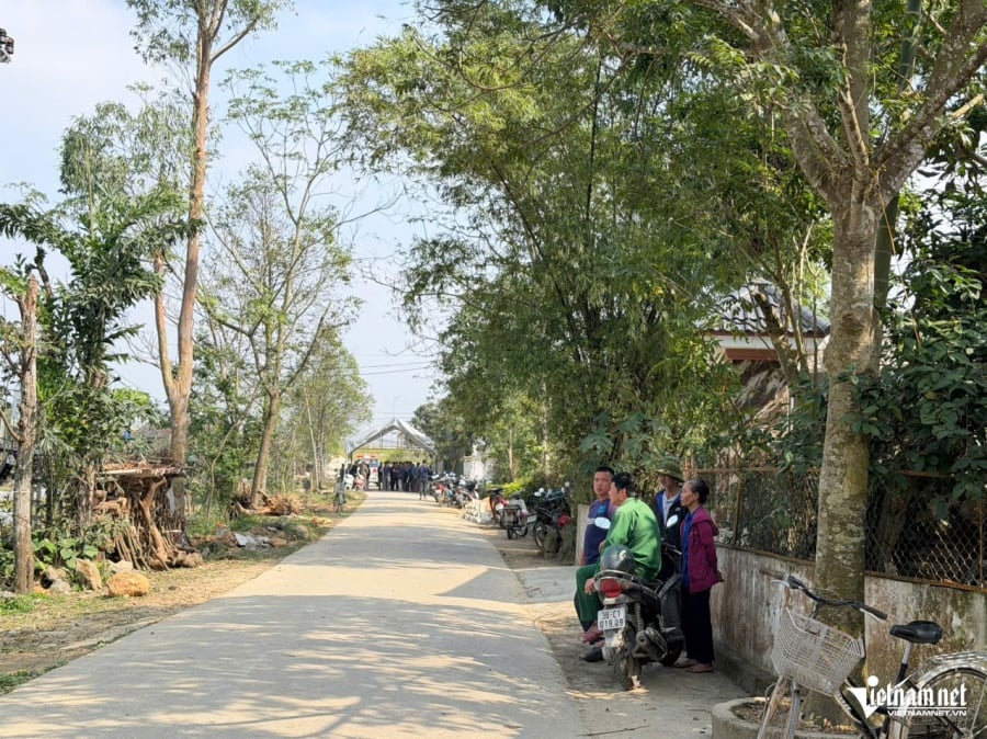 Một người hàng xóm sống gần nhà chị D. nghẹn ngào chia sẻ, khi nghe tin đoàn xe gặp nạn, ai cũng bàng hoàng, không tin đó lại là chuyến đi cuối cùng.