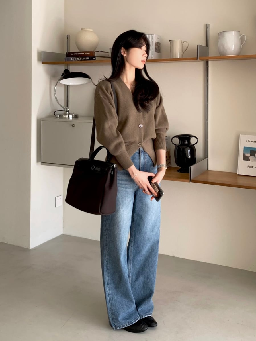 Dù là dáng ngắn gọn gàng, dáng lửng hiện đại hay phom oversized phóng khoáng, cardigan vẫn giữ được nét mềm mại đặc trưng khó trộn lẫn.