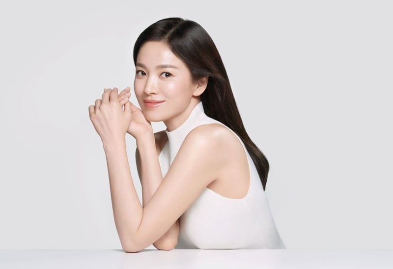 Một trong những nguyên tắc quan trọng trong chăm sóc da của Song Hye Kyo là làm sạch nhẹ nhàng để bảo vệ hàng rào da.