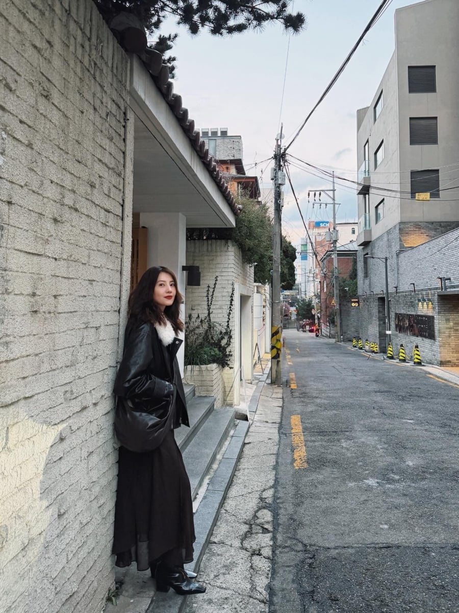 Áo khoác da mang hơi hướng cá tính, bụi bặm nhưng khi được Cao Viên Viên kết hợp cùng chân váy voan dài bay bổng, tổng thể lại trở nên dịu dàng và nữ tính hơn hẳn.