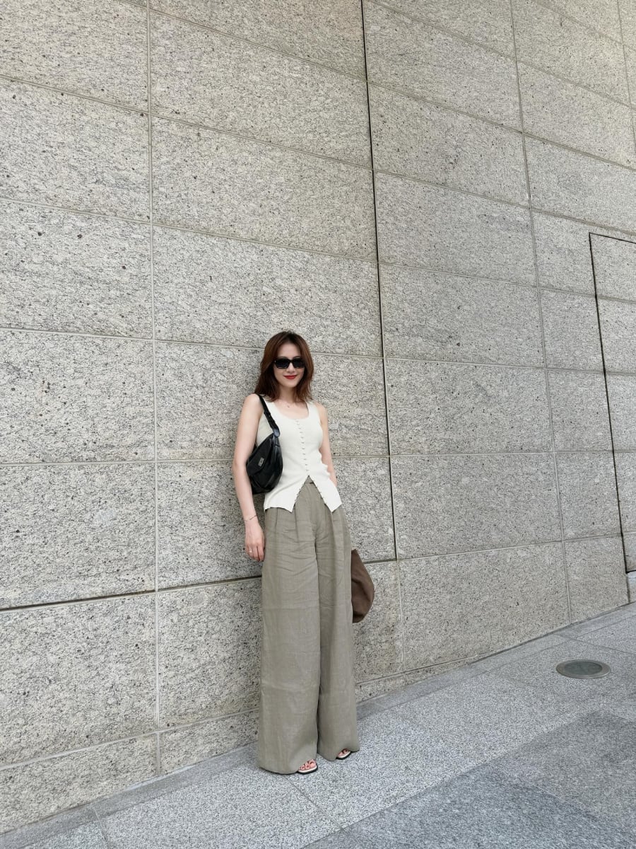 Sandal và túi xách màu trung tính được lựa chọn khéo léo, giúp tổng thể trở nên nhẹ nhàng, rất thích hợp để diện trong những ngày hè.