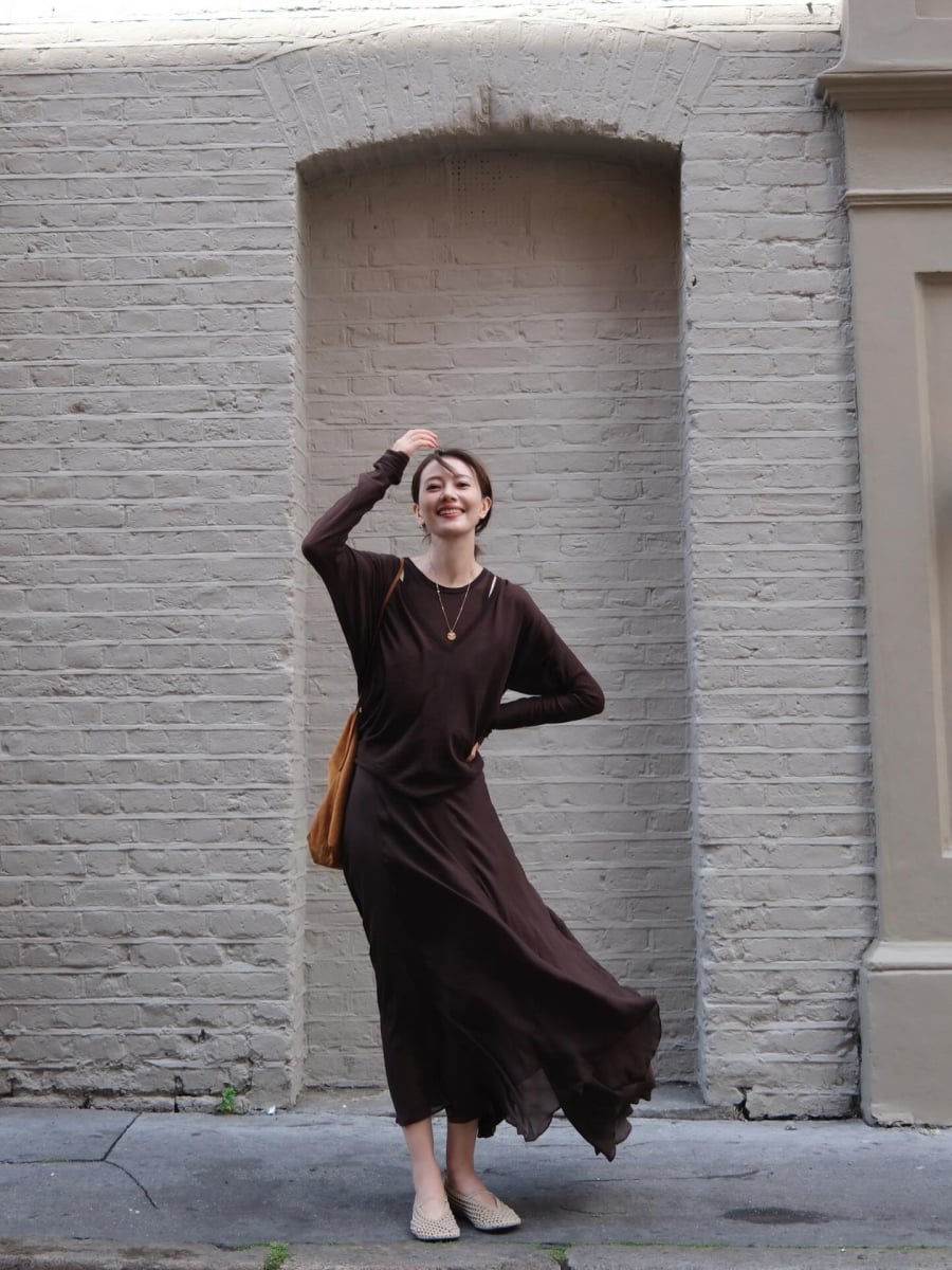  Cao Viên Viên ưu tiên những thiết kế tối giản như áo thun dài tay và chân váy bất đối xứng.