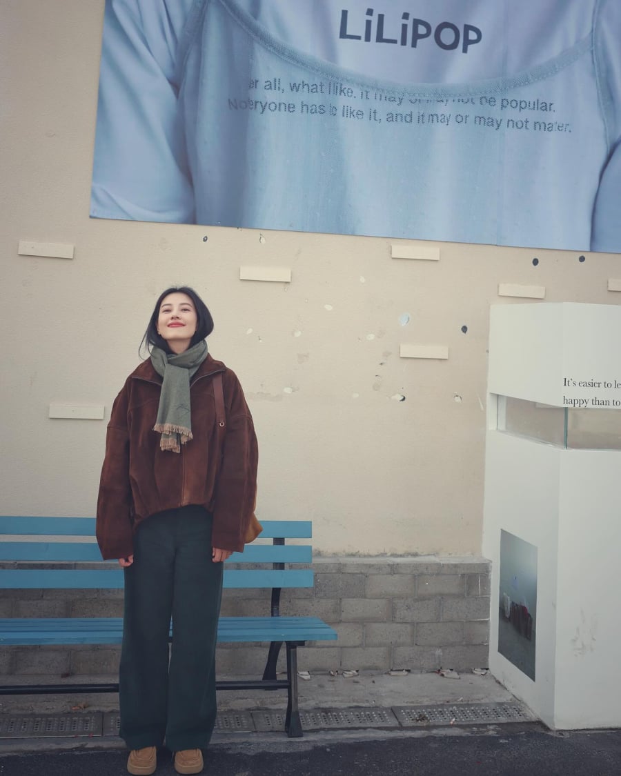  Giày màu nâu camel giúp tổng thể bớt đơn điệu, còn khăn quàng vừa giữ ấm vừa đóng vai trò phụ kiện, khiến bộ trang phục trông có điểm nhấn hơn.