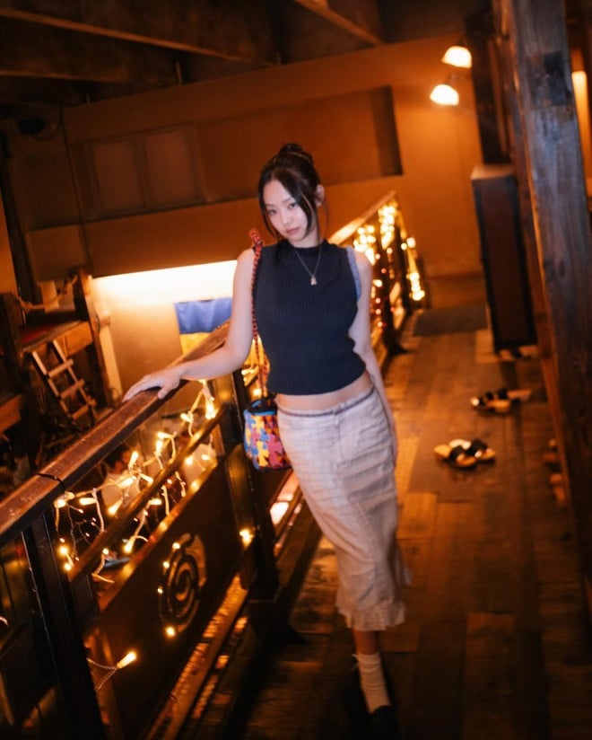 Không cần quá cầu kỳ, chỉ cần sự tự tin và cách phối hợp tinh tế, Jennie luôn biết cách khiến mình nổi bật theo cách rất riêng.