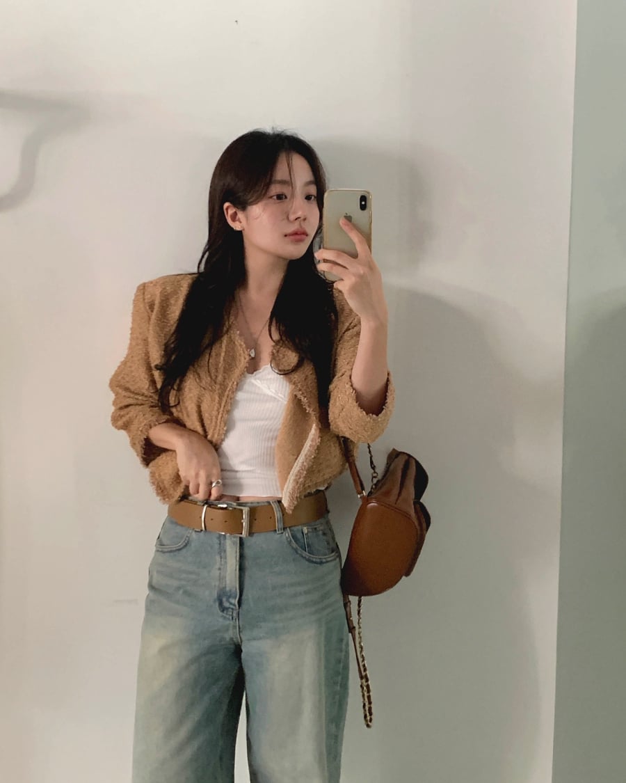 Ưu điểm nổi bật của nâu sáng nằm ở khả năng “làm dịu” diện mạo, không kén tông da và dễ phối với nhiều kiểu dáng khác nhau, từ áo rộng thoải mái cho đến váy suông hay quần ống đứng.