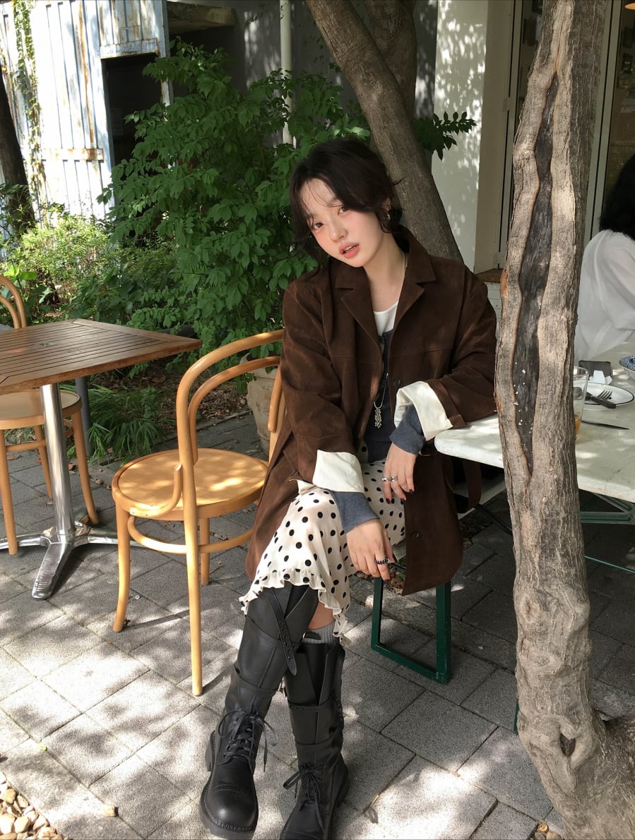 Sự kết hợp giữa nâu và trắng luôn mang lại hiệu quả cao trong việc cân bằng tổng thể.