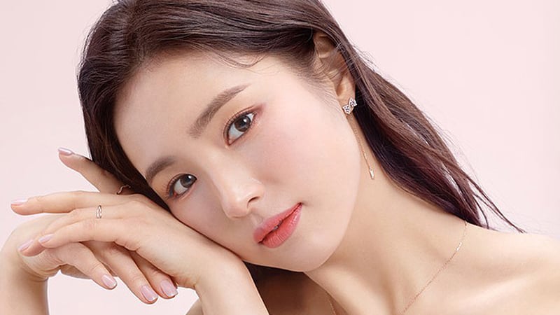 Với những ngày trang điểm đậm hoặc sử dụng nhiều sản phẩm lâu trôi, phương pháp làm sạch hai bước giúp da được làm sạch sâu hơn, mang lại cảm giác thông thoáng và nhẹ nhàng cho làn da.