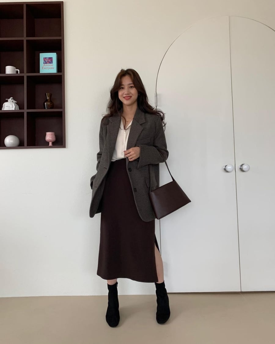  Về giày dép, các kiểu bốt Chelsea, bốt cổ ngắn hoặc giày đế bằng gọn gàng đều dễ kết hợp, tạo sự hài hòa cho toàn bộ set đồ.