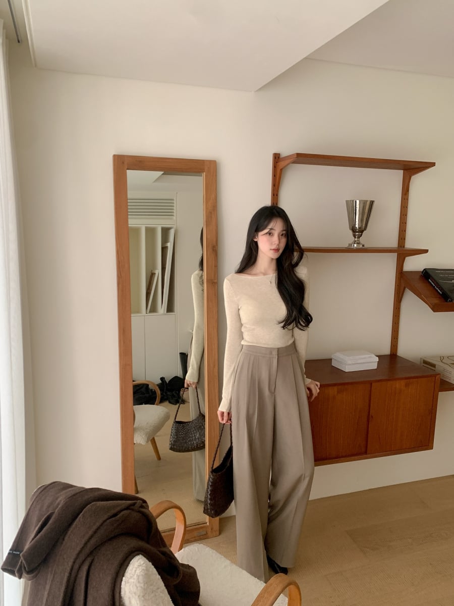 Trong môi trường làm việc, áo len mỏng là lựa chọn thay thế hợp lý cho sơ mi hoặc blazer dày khi thời tiết bắt đầu ấm dần