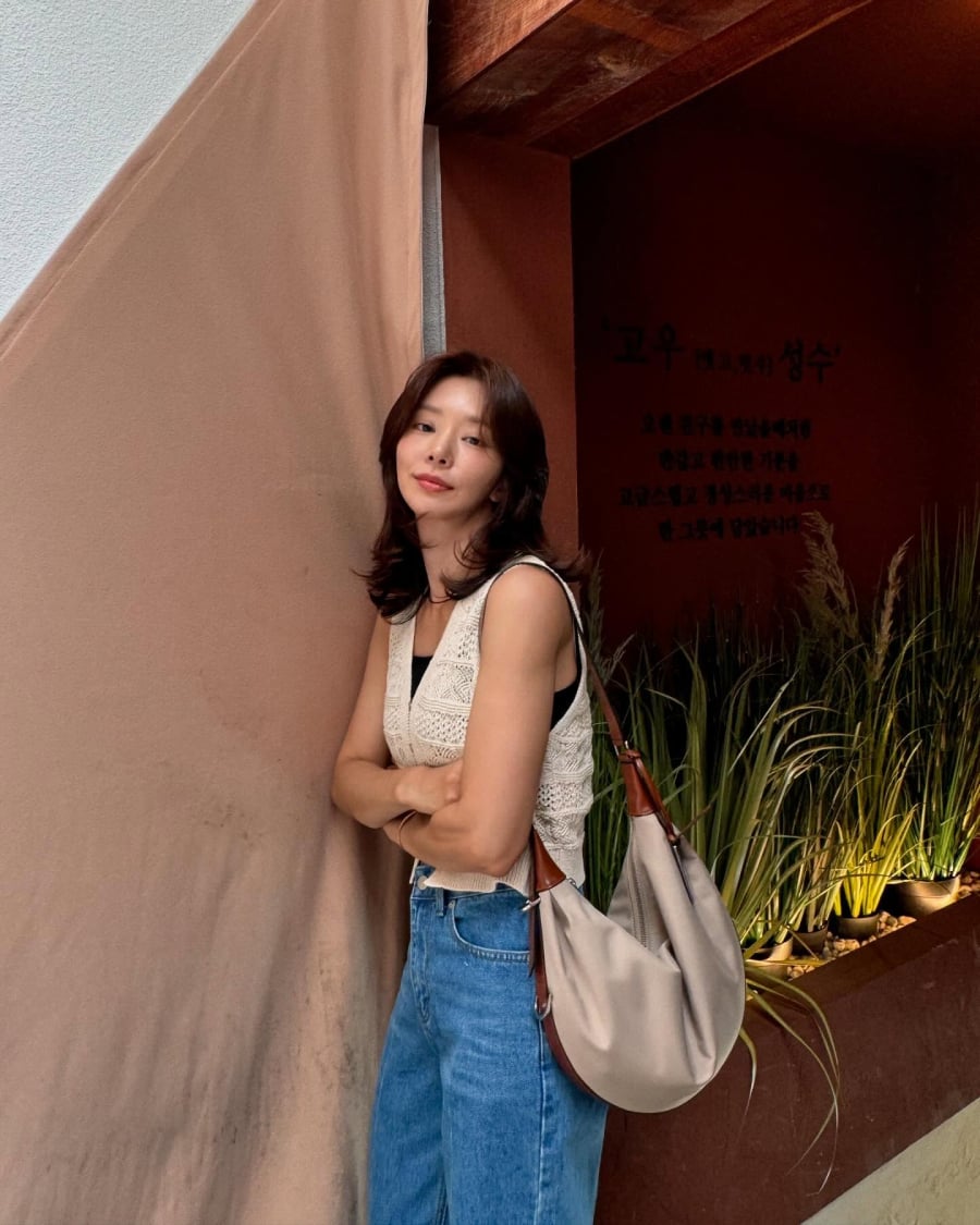 Cô thường phối áo trắng cùng quần jeans xanh, quần âu sáng màu hoặc chân váy ngắn để tạo tổng thể nhẹ nhàng, hiện đại.