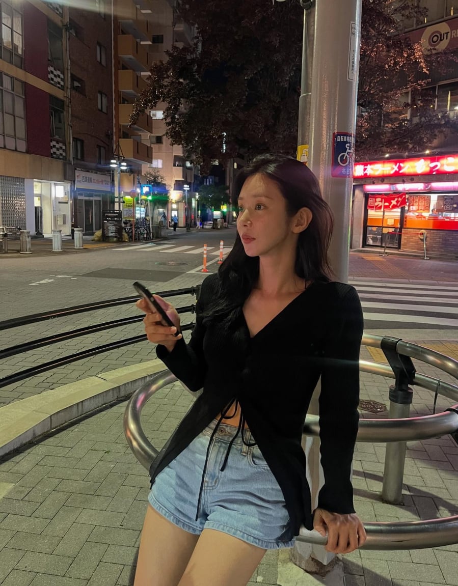 Cô thường kết hợp quần short với áo len cộc tay hoặc cardigan mỏng, tạo nên hình ảnh vừa trẻ trung vừa nữ tính.