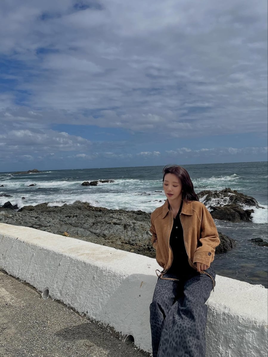 Cô ưu tiên những thiết kế tối giản như blazer suông, jacket dáng ngắn hoặc áo khoác dạ nhẹ, phối cùng áo trơn màu trung tính bên trong. 