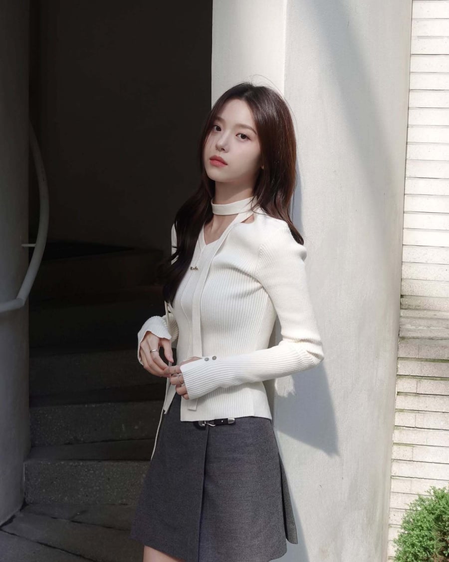 Gam màu trung tính hoặc pastel dịu nhẹ càng làm nổi bật nét mềm mại của set đồ giao mùa.