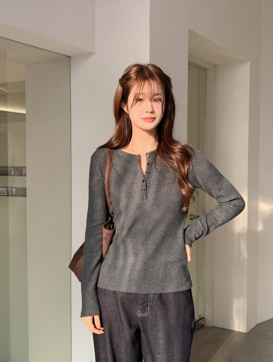 Dù là jeans xanh nhạt, xanh đậm hay đen, áo len mỏng đều có thể cân đẹp, mang đến vẻ ngoài trẻ trung, năng động, rất hợp cho những buổi dạo phố hoặc gặp gỡ bạn bè đầu xuân.