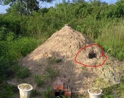 Câu nói dân gian “một cái hố trước mộ thì con cháu nghèo khó”. 