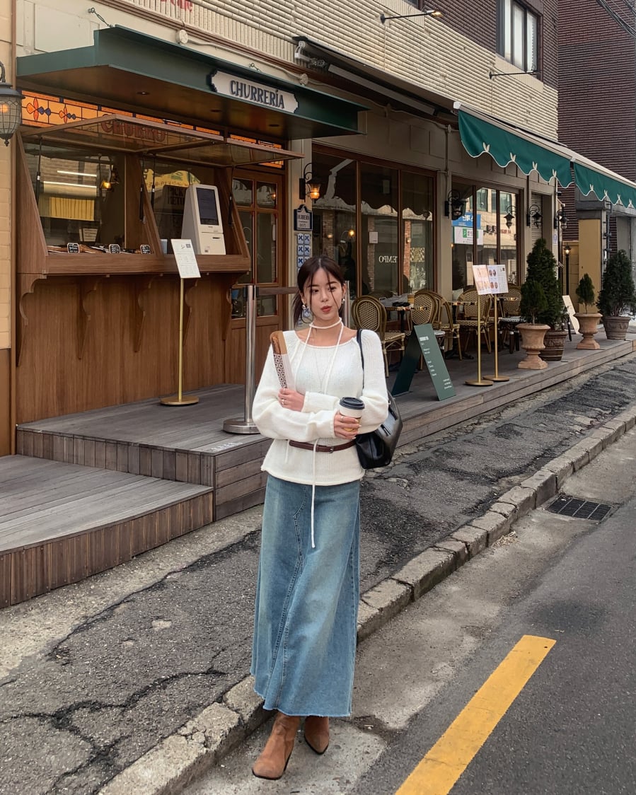 Các thiết kế chân váy denim rất đa dạng, từ dáng chữ A ngắn, dáng midi xẻ tà cho đến dáng dài qua gối. 