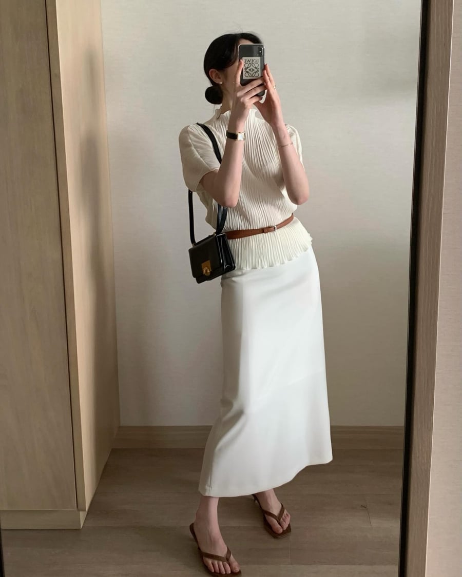 So với gam đen trầm, màu trắng giúp tổng thể outfit trở nên nhẹ nhàng và nổi bật hơn, đặc biệt phù hợp với những ai yêu thích phong cách tinh tế nhưng không quá cầu kỳ.