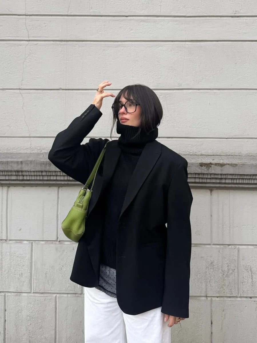 Phần cổ ôm sát giúp giữ ấm hiệu quả, đồng thời tạo cảm giác đầy đặn hơn cho thân trên, nhờ đó tổng thể trông hài hòa hơn với người gầy. 