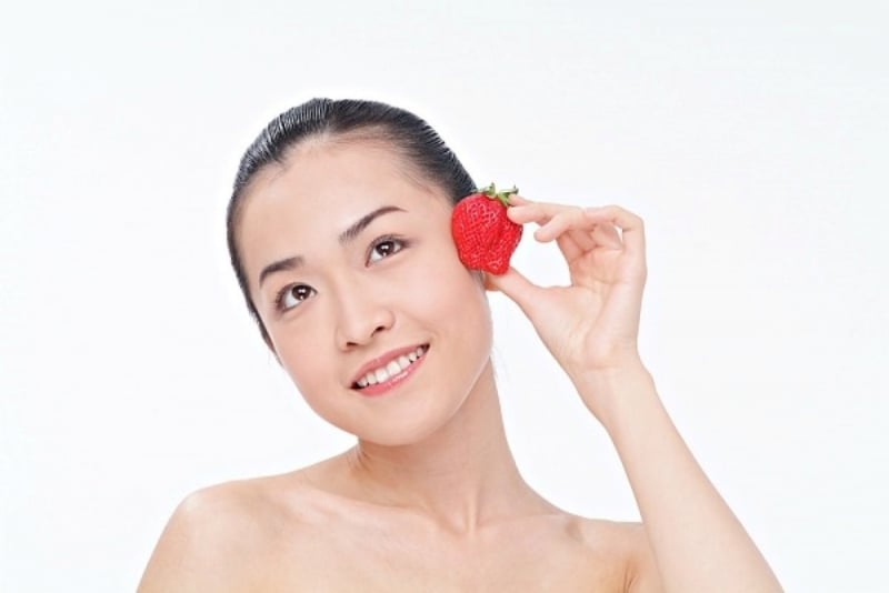 Acid tự nhiên trong dâu tây hỗ trợ làm sạch sâu, trong khi các dưỡng chất khác giúp da bớt bóng nhờn, mang lại cảm giác khô thoáng và dễ chịu sau khi sử dụng.