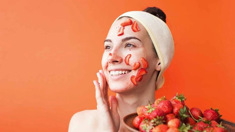 Khi được sử dụng đúng cách, dâu tây không chỉ làm sạch mà còn góp phần nuôi dưỡng làn da khỏe mạnh từ bên trong.