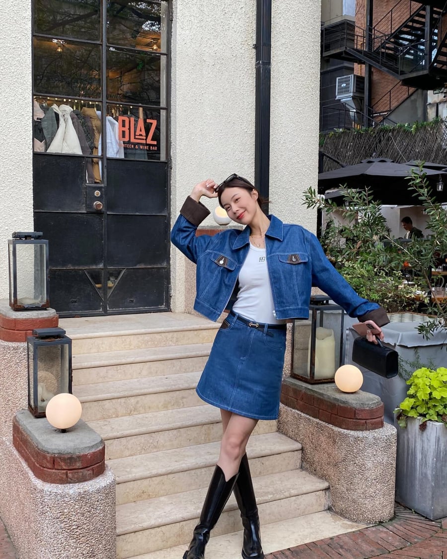 Bảng màu chân váy denim cũng được mở rộng với các gam sáng như trắng ngà, xám nhạt hay những sắc pastel dịu mắt. 