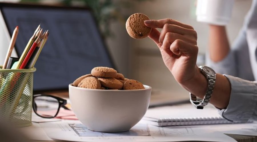 Tăng cân không nhất thiết xuất phát từ những bữa ăn quá lớn, mà đôi khi chỉ do thói quen ăn dư một chút trong mỗi bữa.