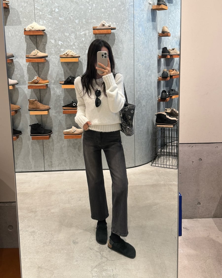  Phần ống thẳng giúp đôi chân trông dài hơn, đồng thời che đi những khuyết điểm thường gặp ở vùng bắp chân hoặc đầu gối.