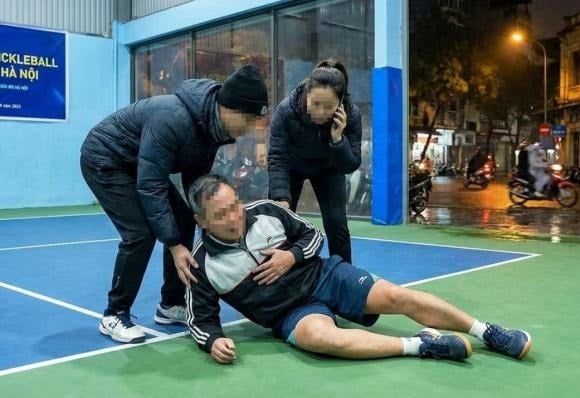 Bác sĩ Hoàng cho biết, khi vận động mạnh như pickleball, cơ thể tiết nhiều mồ hôi.