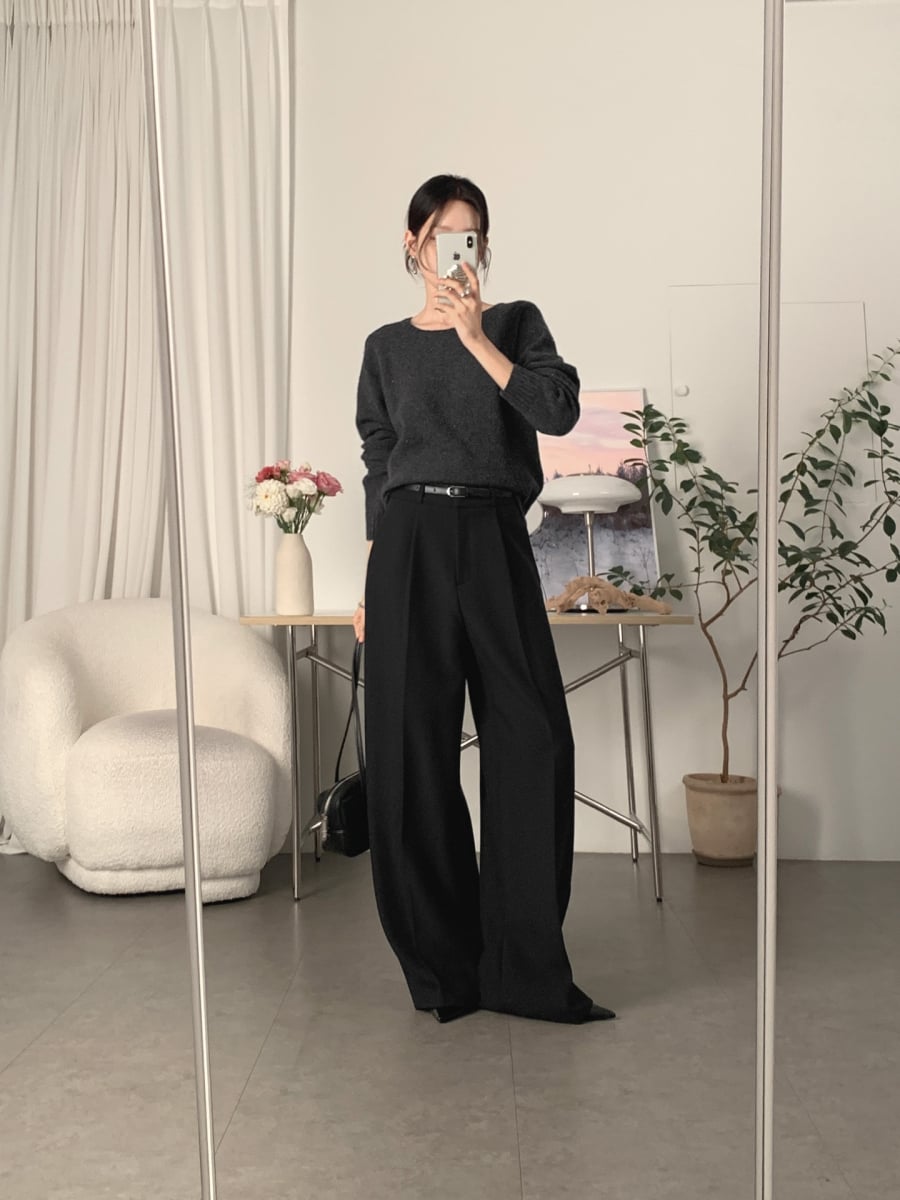 Quần âu cơ bản dễ dàng phối cùng nhiều kiểu áo khác nhau, từ sơ mi truyền thống đến blouse mềm mại hay blazer hiện đại, phù hợp với hầu hết môi trường văn phòng.