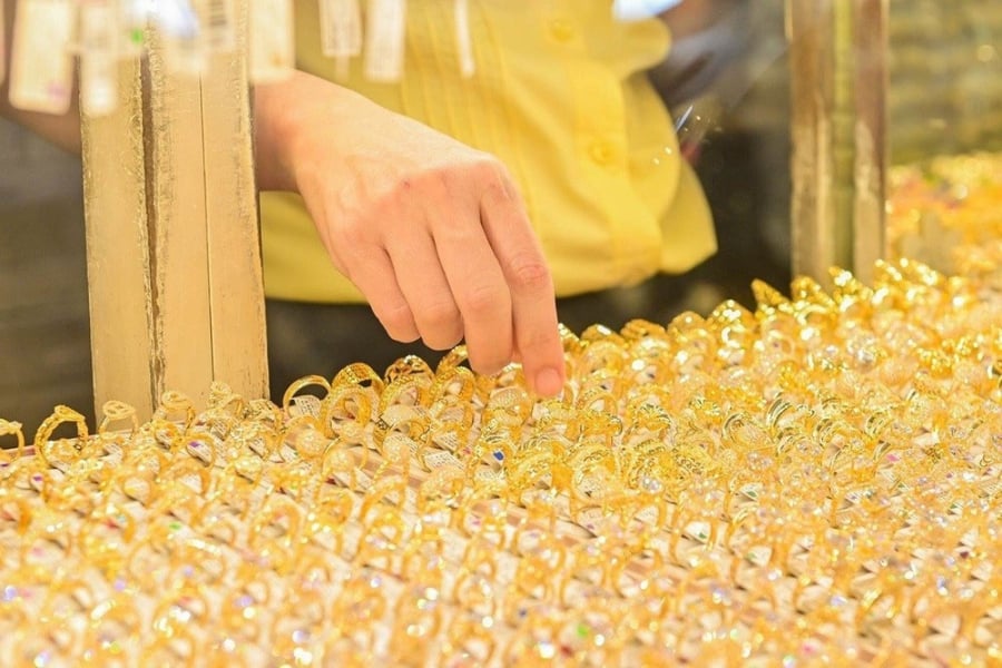 Tại Công ty Bảo Tín Minh Châu, giá vàng miếng SJC cũng được giữ nguyên, giao dịch quanh mức 160,8 triệu đồng/lượng mua vào và 162,8 triệu đồng/lượng bán ra, với chênh lệch mua – bán 2 triệu đồng/lượng.    