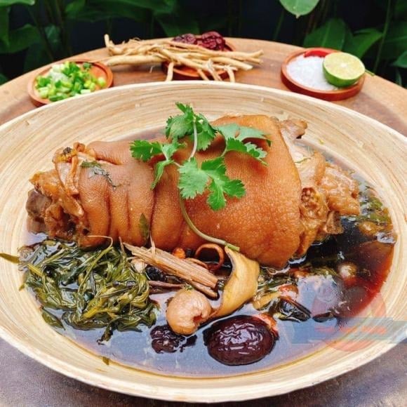 Với các nhóm đối tượng kể trên, việc tiêu thụ chân giò quá nhiều và thường xuyên có thể khiến bệnh lý diễn tiến nặng hơn mà người ăn khó nhận ra.    