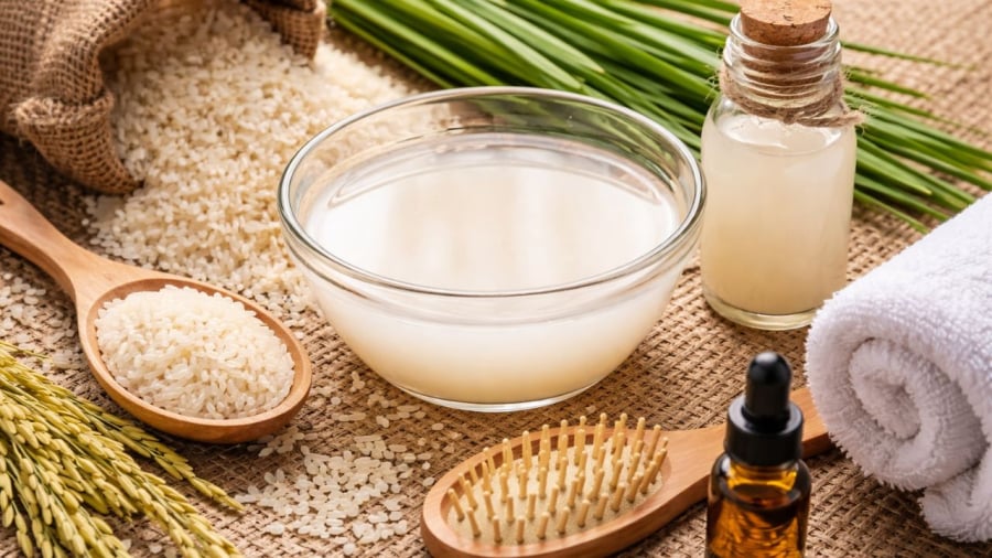 Trong nước vo gạo có nhiều dưỡng chất giúp làm sạch, nuôi dưỡng, giảm dầu trên đầu