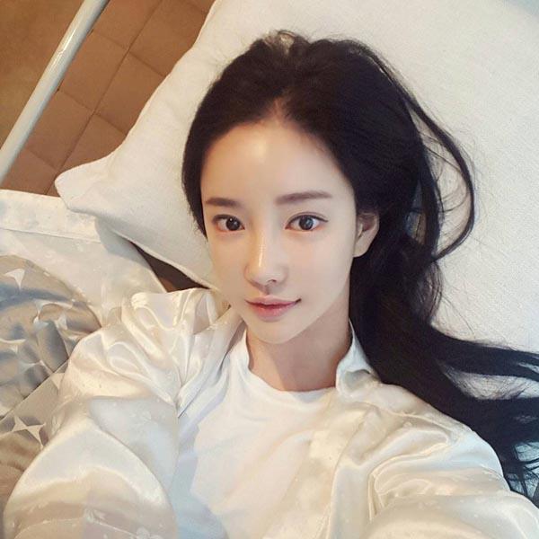 Dưỡng ẩm dạng gel thường giàu các thành phần cấp nước và giữ nước như Hyaluronic Acid hay Glycerin, phù hợp với làn da thiếu nước. 