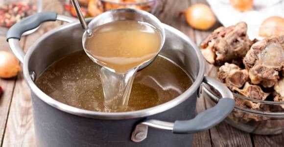 Khi cho muối ngay từ đầu, áp suất thẩm thấu thay đổi khiến protein trên bề mặt xương và thịt co rút nhanh, tạo thành một lớp “màng chắn”. 