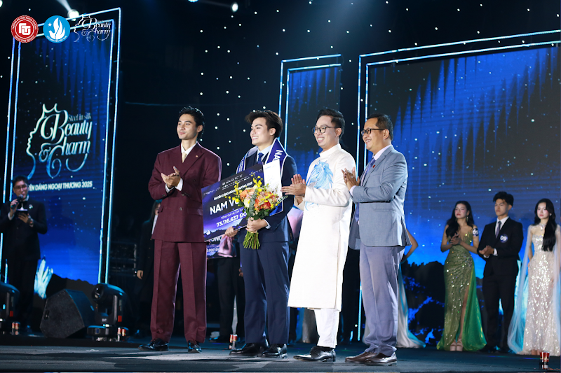 Nam vương Đại học Ngoại thương 2025 Nguyễn Cao Thiên Bảo  SBD 01