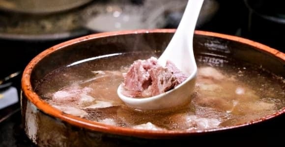 Việc nêm muối khi ninh xương hoàn toàn khác với khi chế biến món kho. 