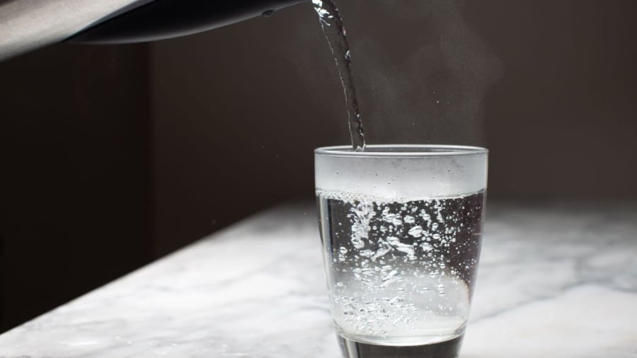 Nước lọc ấm là loại đồ uống tốt cho sức khỏe, cần thiết cho quá trình phục hồi của tử cung sau kỳ kinh nguyệt.