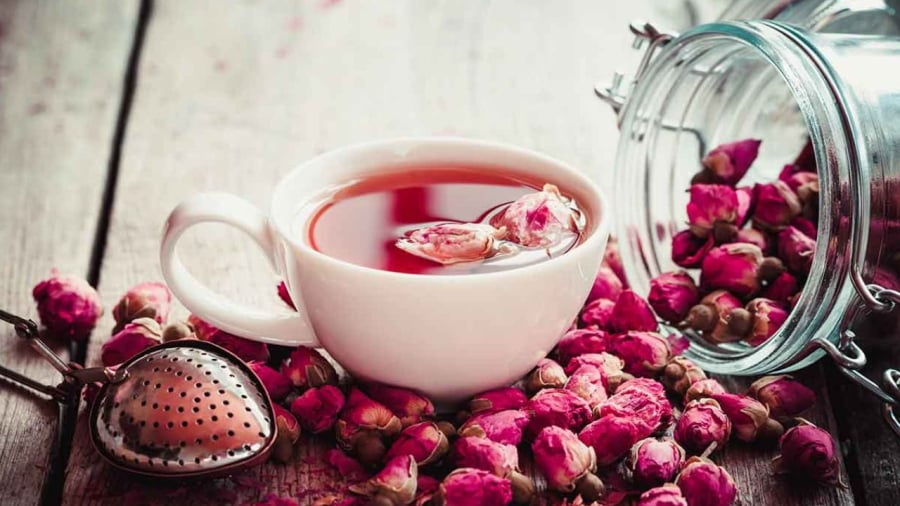 Nếu đang tìm một loại đồ uống dưỡng tử cung, trà hoa hồng là một lựa chọn tuyệt vời.